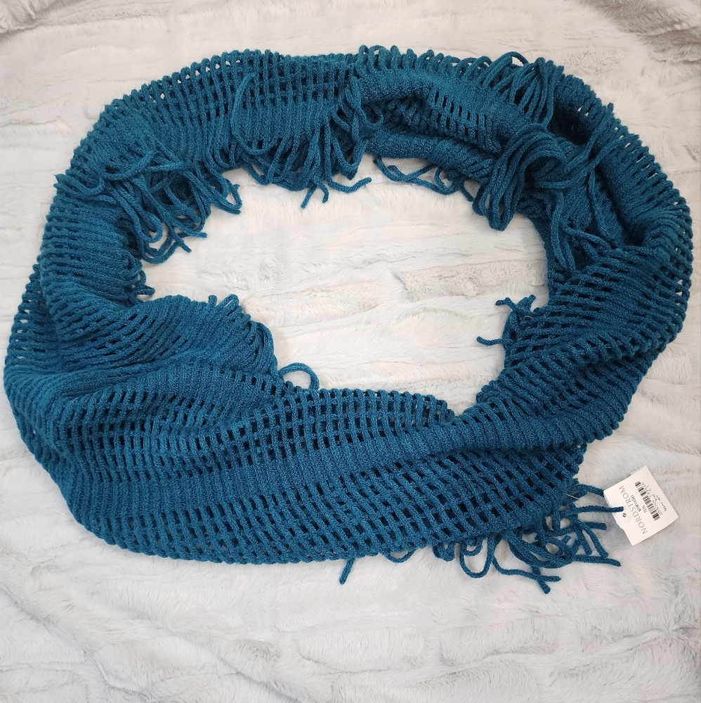 ! NWT Gorgeous & Comfortable Teal Fringed Infinity Scarf !